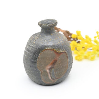 備前焼の徳利　窯元はしょうざんです