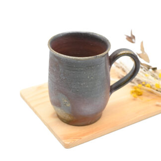 備前焼のマグカップ　作家は紀文春です