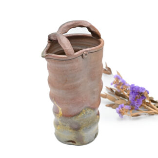 備前焼の花器　作家は奥本丸味です