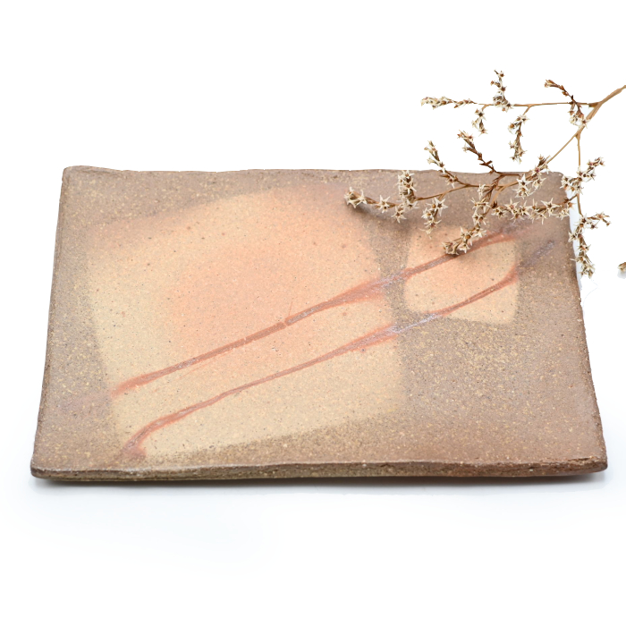 備前焼の皿 作家は安田龍彦です