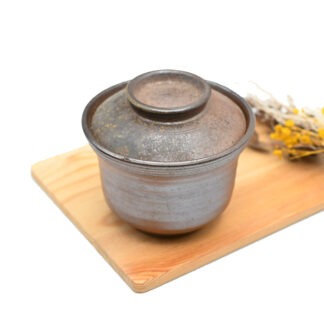 備前焼の蓋付き碗　作家は三好満です