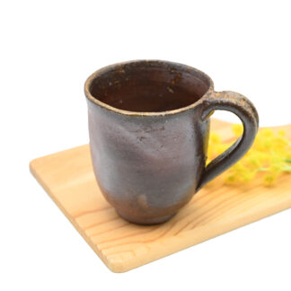 備前焼のマグカップ　作家は奥本健一です