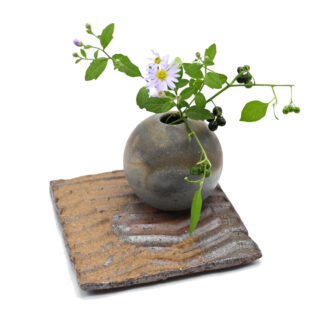 備前焼の花入と皿　作家は中居靖と窯元しょうざん