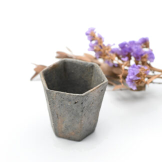 備前焼<br>青備前練込六角酒呑<br>作家：澁田 寿昭