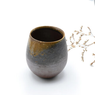 備前焼の卵カップ　作家は中居靖